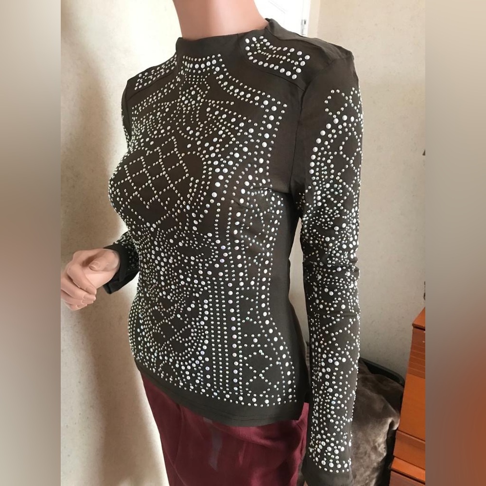 Xtaren brown stretchy long sleeve top w/sparkling design. Zips in the back. Sz M